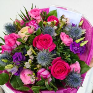 01 -Bouquet rond 'Pink Floyd', chardon, lysianthus violet