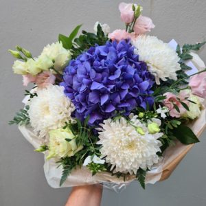 03 - Bouquet rond 'Moon Stone', hortensia bleu, chrysanthème