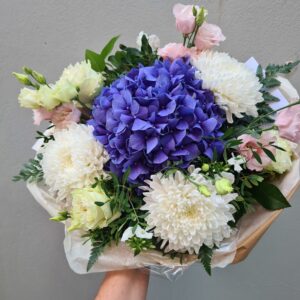 03 - Bouquet rond 'Moon Stone', hortensia bleu, chrysanthème