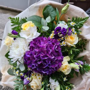 05 - Bouquet rond 'Crème de la crème' violet