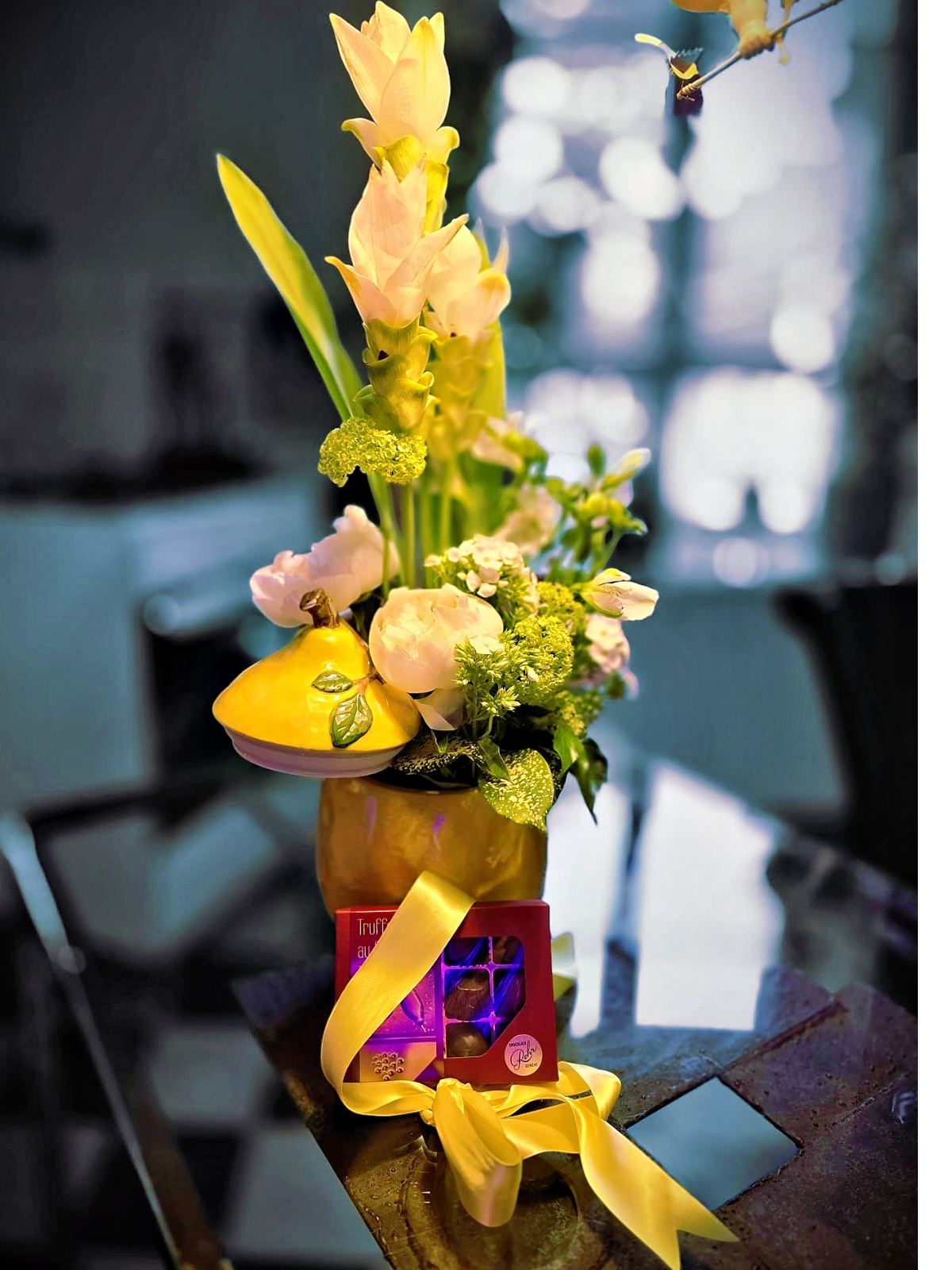 Lueur d'Aurore_improve Bouquet de fleurs sur vase jaune avec curcuma et roses pastel, composition florale moderne et élégante