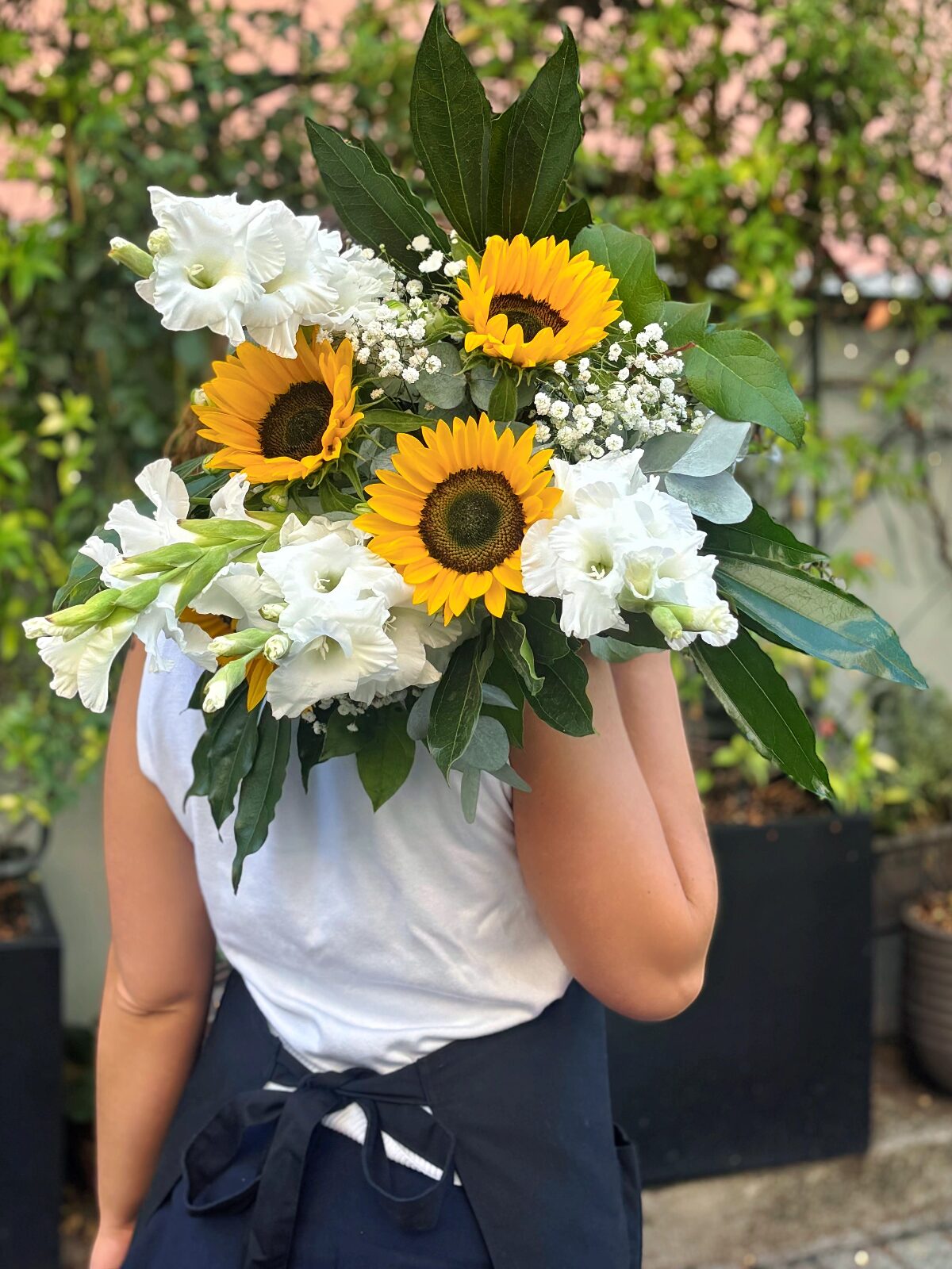 Soleil d'Été_improve Tableau vivant — les tournesols, couronnes d'or sombre, attirent la lumière tandis que les lys, colonnades de soie, ouvrent des respirations; la gypsophile sème une fine poussière d'étoiles.L'ensemble respire une chaleur feutrée et nostalgique, une caresse solaire qui suspend le temps et invite au silence.