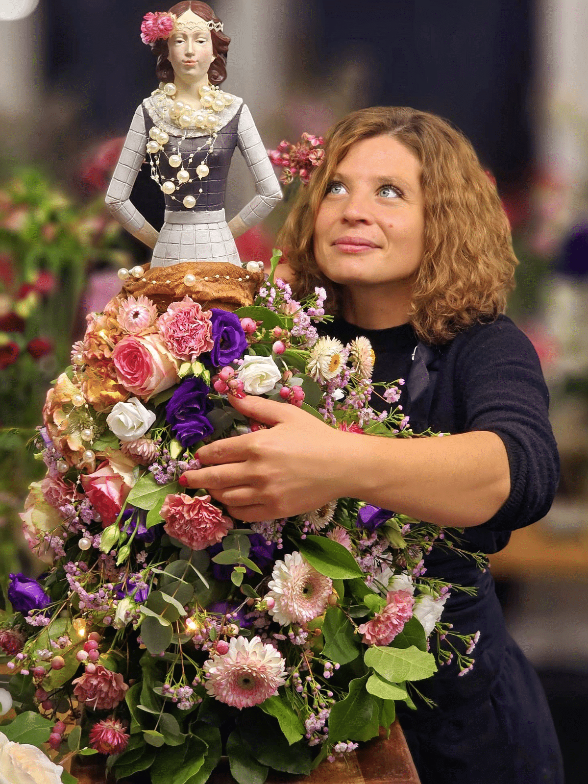 palimpseste rosé_improve Une robe de fleurs où les roses ouvrent des chapitres en pêche et rose ancien, les lisianthus répondant comme notes d'azur. Le feuillage d'eucalyptus ourle l'ensemble d'une respiration verte, suspendue à la lumière.