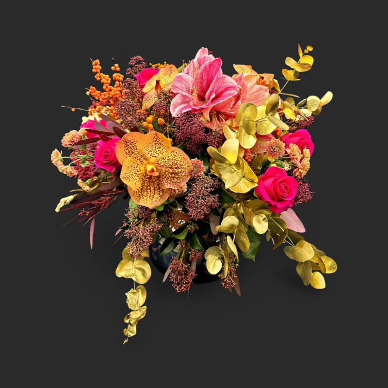 bouquet noel etamine carminée amaryllis, roses fuchsia, orchidée tachetée et feuillage doré — composition festive à Genève