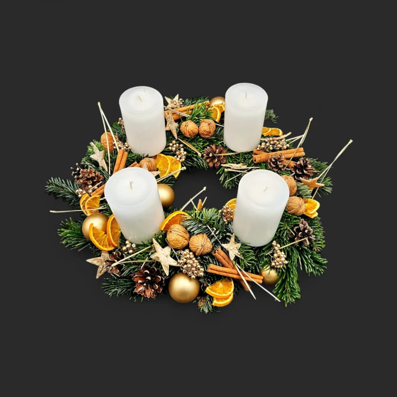 cortège clémentines : couronne de sapin avec 4 bougies, oranges séchées et cannelle – centre de table, livraison Genève