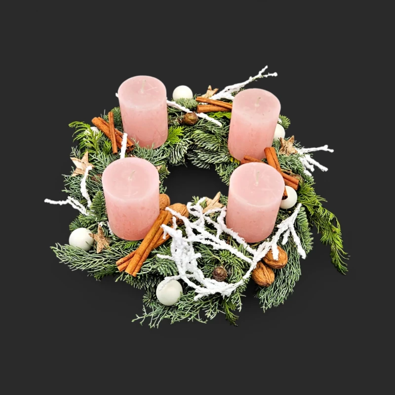 rhapsodie d'aiguilles : couronne de l'Avent en sapin avec 4 bougies rose poudré, cannelle et pommes de pin sur fond noir