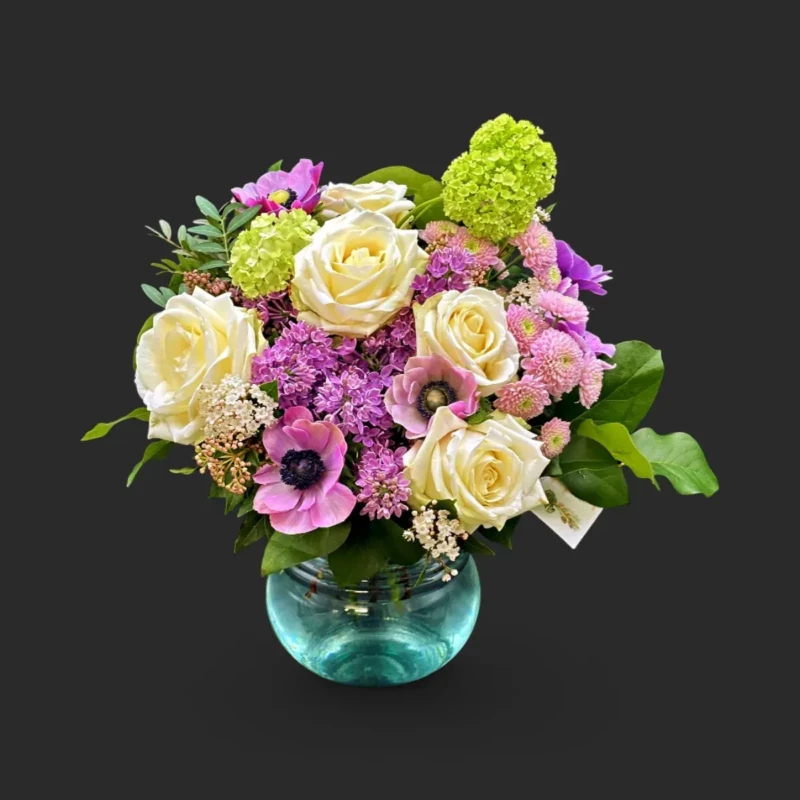 bouquet roses anémones : roses blanches et anémones lilas, hortensias verts et gypsophile — Rêverie de Lila, livraison Genève