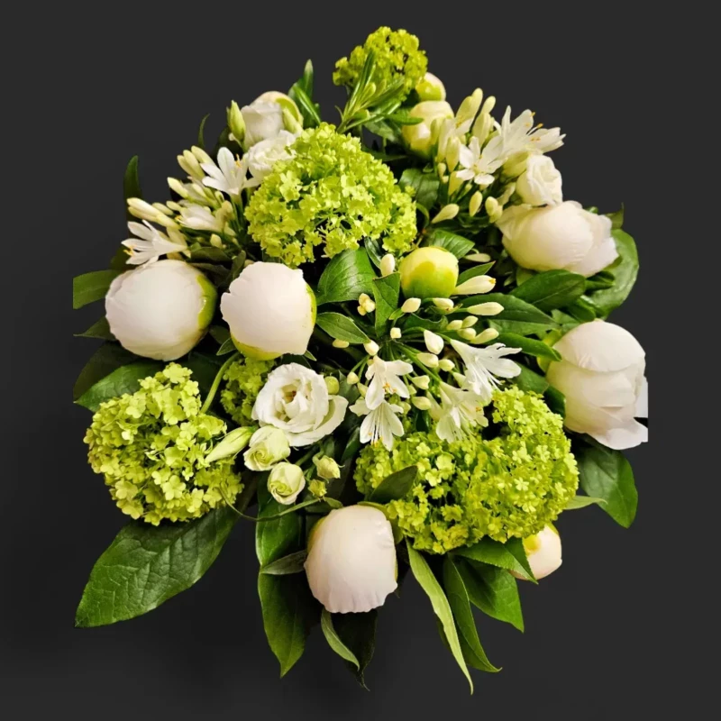 bouquet pivoine lis Genève : pivoines et lis blancs avec viburnum, composition printanière élégante