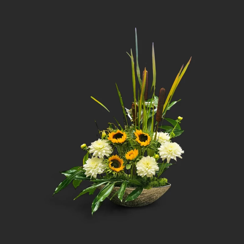 asphalte et miel Genève : bouquet tournesols et dahlias ivoire dans bol argenté sur bitume