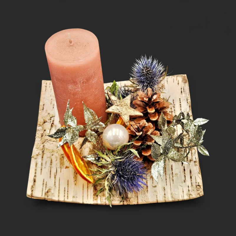 folio d'hiver : couronne sur plateau de bouleau avec bougie rose, chardons bleus et rondelles d'orange - livraison Genève